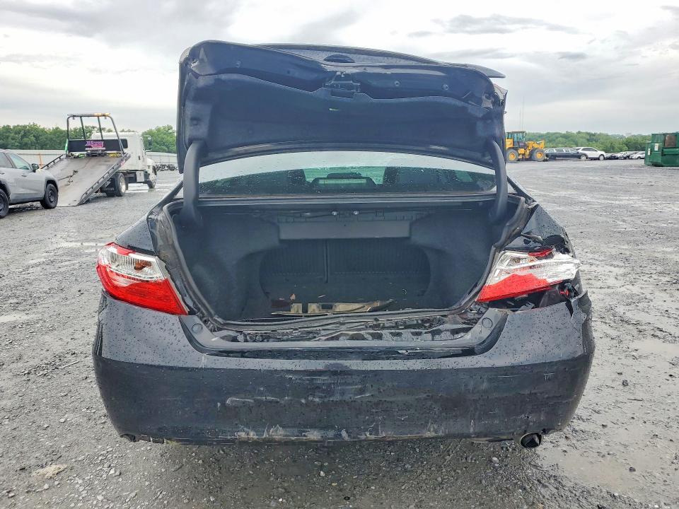 52727206 :رقم المزاد ، 4T1BF1FK7HU784795 vin ، 2017 Toyota Camry مزاد بيع
