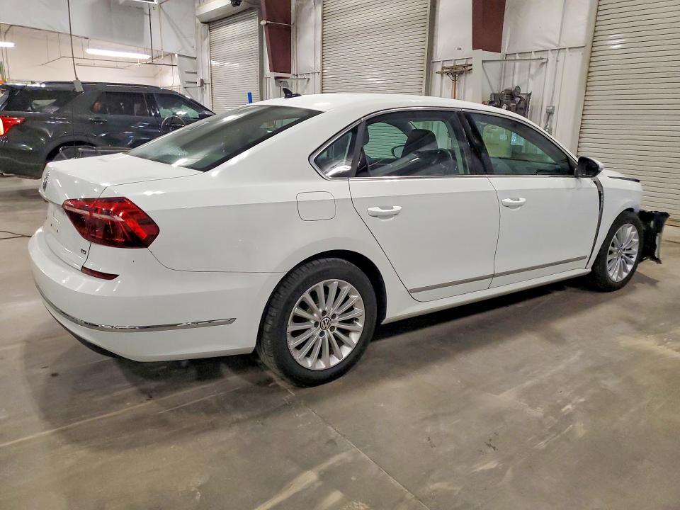 Продаж на аукціоні авто 2017 Volkswagen Passat, vin: 1VWBT7A30HC011573, номер лоту: 54527146