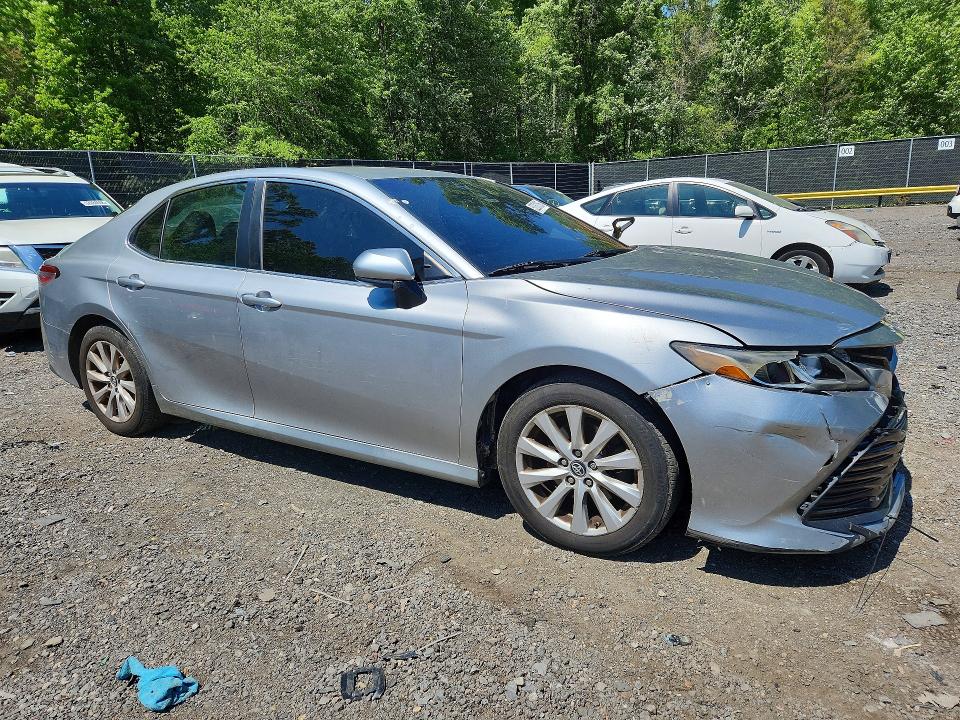 52061356 :رقم المزاد ، 4T1B11HK6JU593094 vin ، 2018 Toyota Camry مزاد بيع