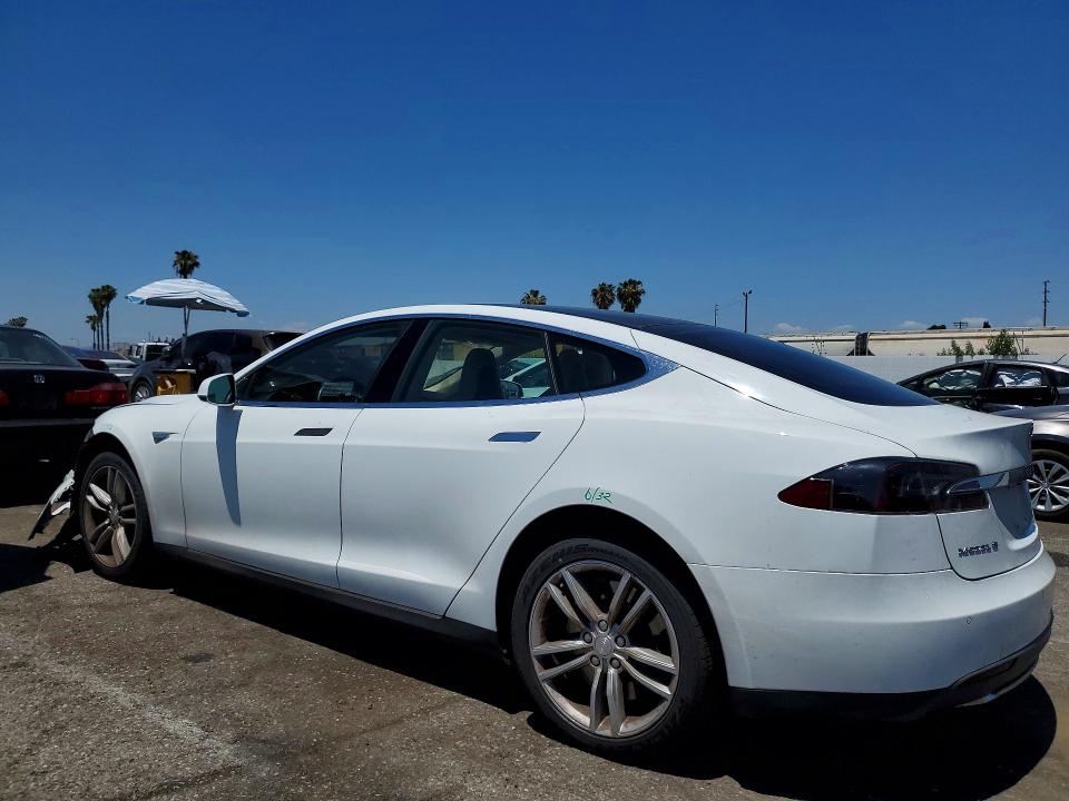 52438456 :رقم المزاد ، 5YJSA1CG8DFP23087 vin ، 2013 Tesla Model S مزاد بيع