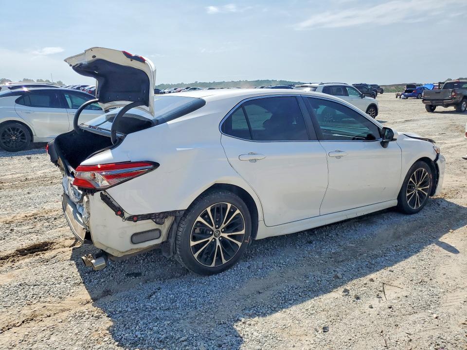 54633846 :رقم المزاد ، 4T1B11HK4JU101470 vin ، 2018 Toyota Camry مزاد بيع