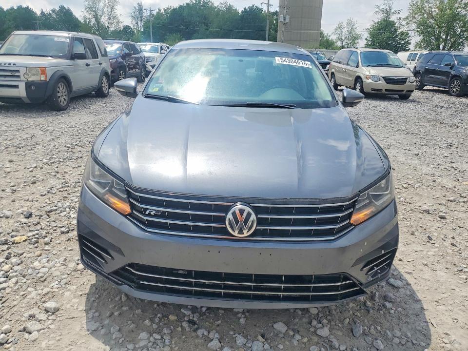 54304616 :رقم المزاد ، 1VWDT7A38HC056088 vin ، 2017 Volkswagen Passat مزاد بيع