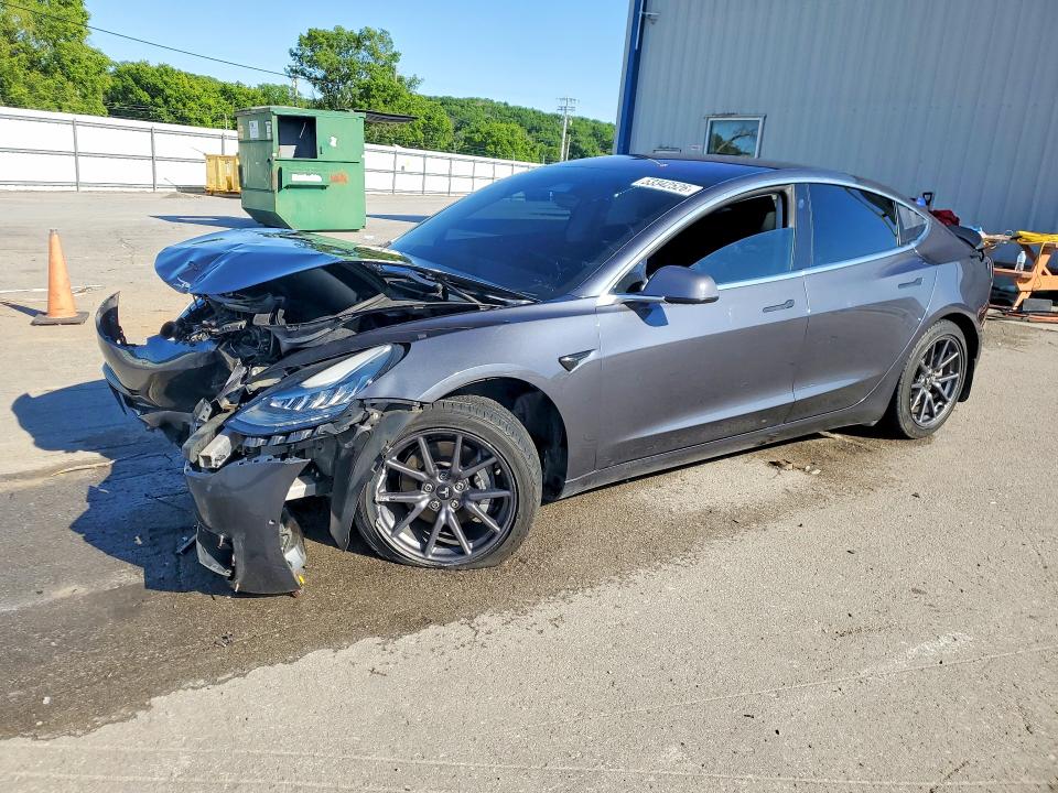 53342526 :رقم المزاد ، 5YJ3E1EAXJF028137 vin ، 2018 Tesla Model 3 مزاد بيع