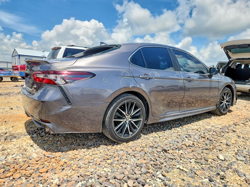 55089616 :رقم المزاد ، 4T1G11AK6MU409213 vin ، 2021 Toyota Camry مزاد بيع