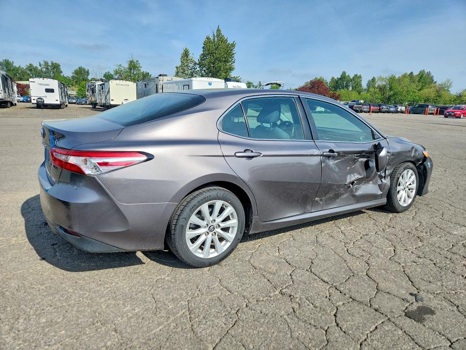 52081416 :رقم المزاد ، 4T1B11HK4JU107477 vin ، 2018 Toyota Camry مزاد بيع