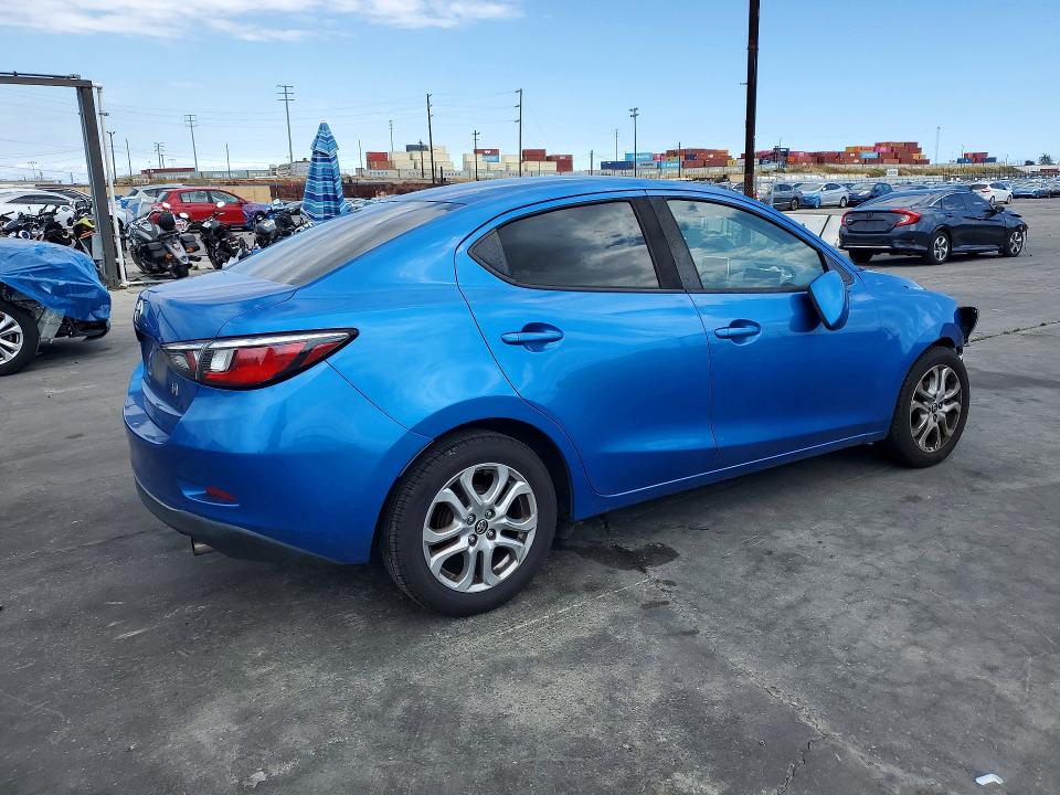 52246696 :رقم المزاد ، 3MYDLBYV8JY318042 vin ، 2018 Toyota Yaris Ia مزاد بيع