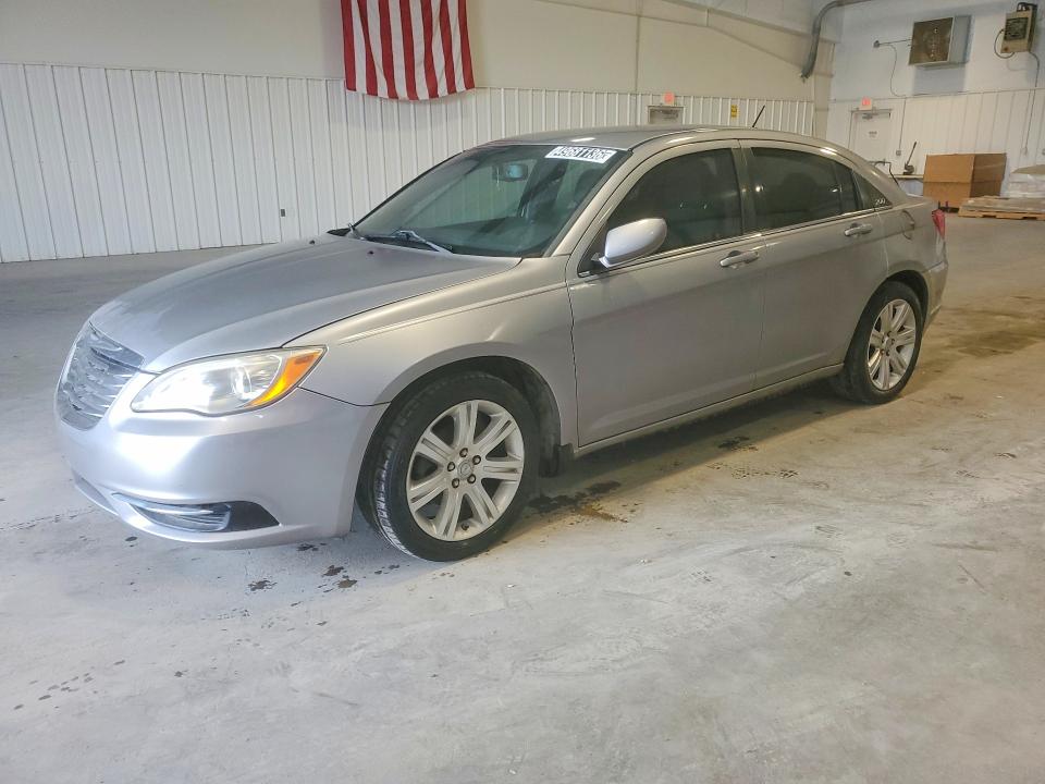 49681136 :رقم المزاد ، 1C3CCBBB3DN509818 vin ، 2013 Chrysler 200 مزاد بيع
