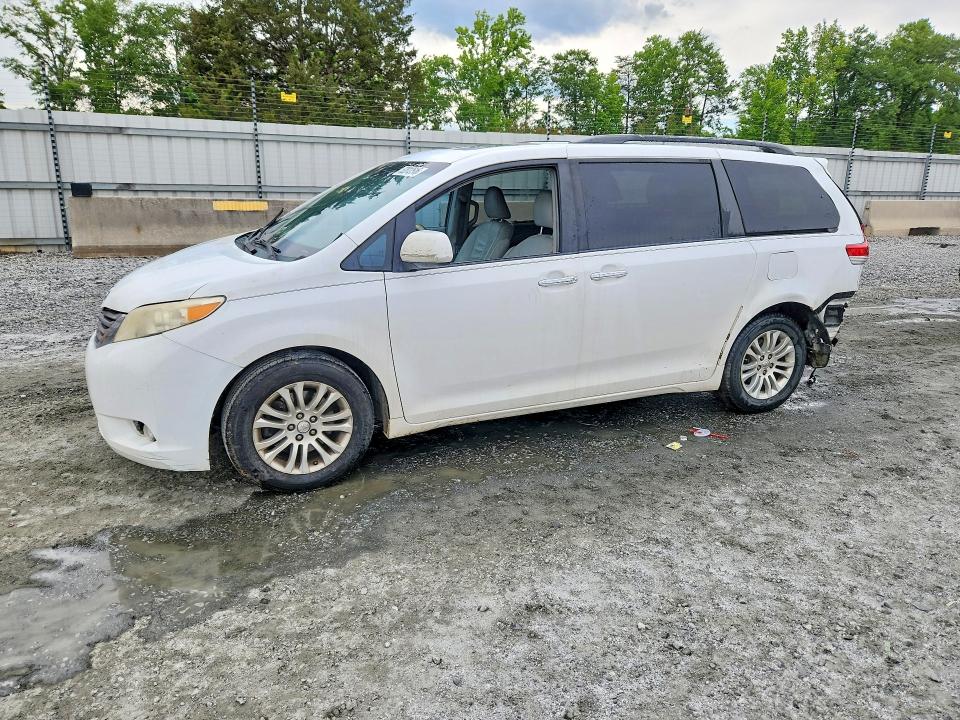 2011 Toyota Sienna მანქანა იყიდება აუქციონზე, vin: 5TDYK3DC8BS028972, აუქციონის ნომერი: 52812516
