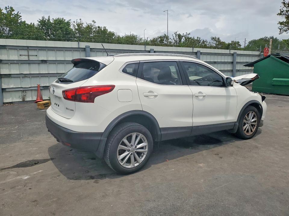 51512586 :رقم المزاد ، JN1BJ1CRXHW105808 vin ، 2017 Nissan Rogue Sport مزاد بيع