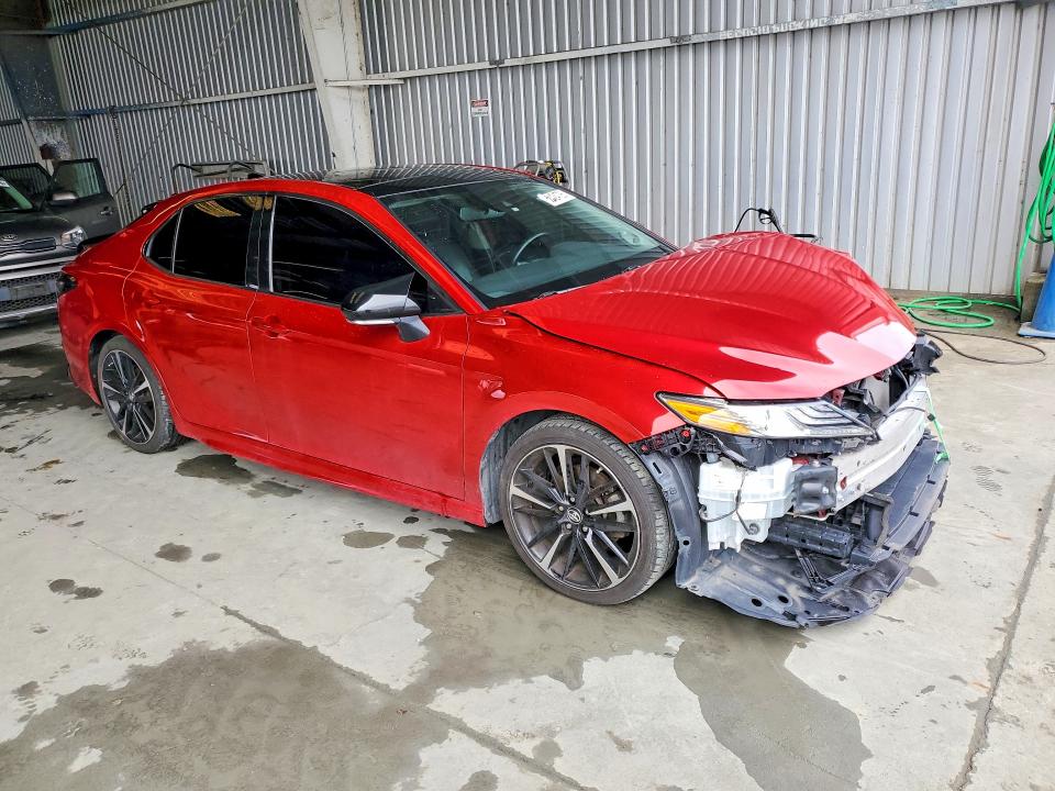 52424726 :رقم المزاد ، 4T1B61HK2KU160102 vin ، 2019 Toyota Camry مزاد بيع