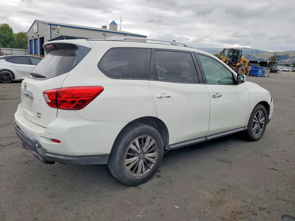 51035746 :رقم المزاد ، 5N1DR2MM8JC632725 vin ، 2018 Nissan Pathfinder مزاد بيع