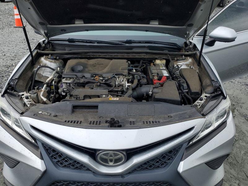 54825266 :رقم المزاد ، 4T1B11HK5JU101803 vin ، 2018 Toyota Camry مزاد بيع