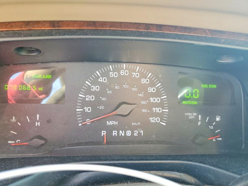 2000 Lincoln Town Car მანქანა იყიდება აუქციონზე, vin: 1LNHM81W8YY798846, აუქციონის ნომერი: 52224226