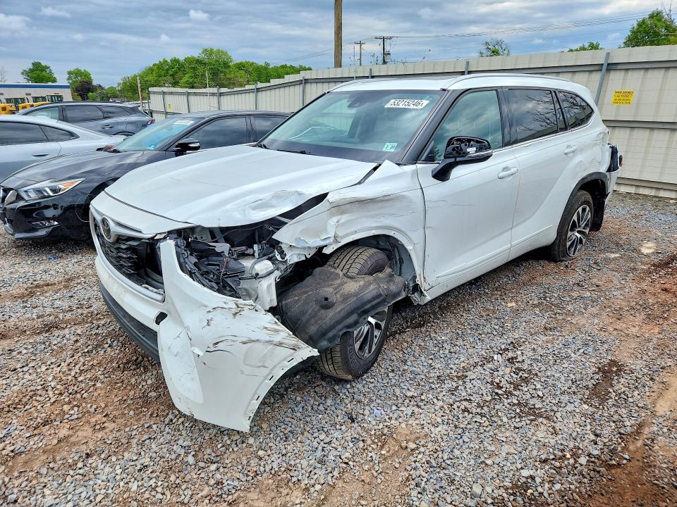 53215246 :رقم المزاد ، 5TDGZRBH3NS568405 vin ، 2022 Toyota Highlander مزاد بيع