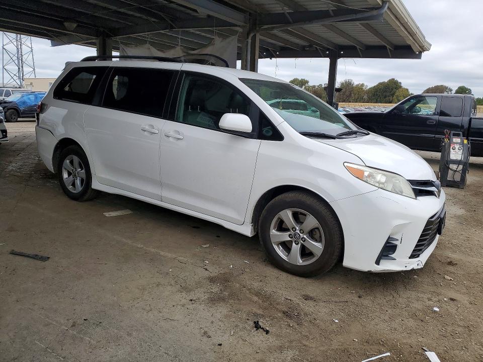 52721196 :رقم المزاد ، 5TDKZ3DC7JS927497 vin ، 2018 Toyota Sienna مزاد بيع