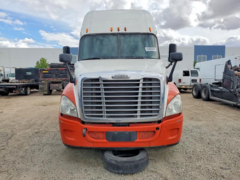 52485246 :رقم المزاد ، 3AKJGLD58FSGJ0369 vin ، 2015 Freigliner Cascadia 125 مزاد بيع