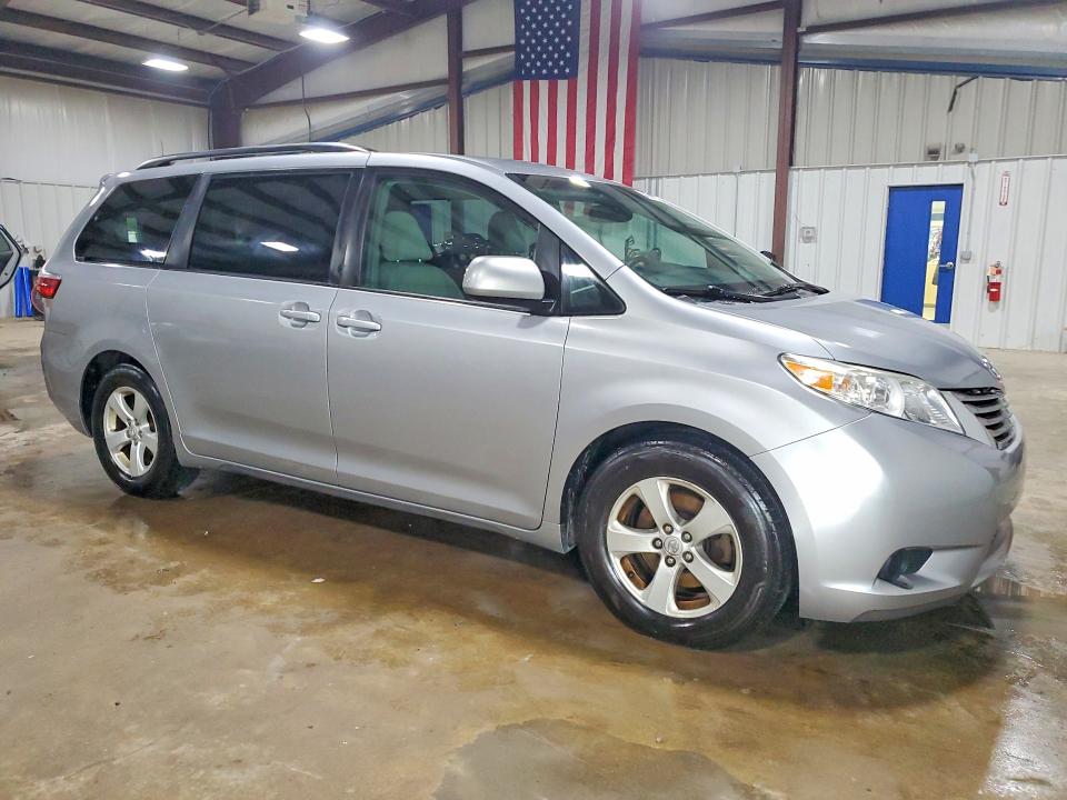 54676006 :رقم المزاد ، 5TDKK3DCXFS583983 vin ، 2015 Toyota Sienna مزاد بيع
