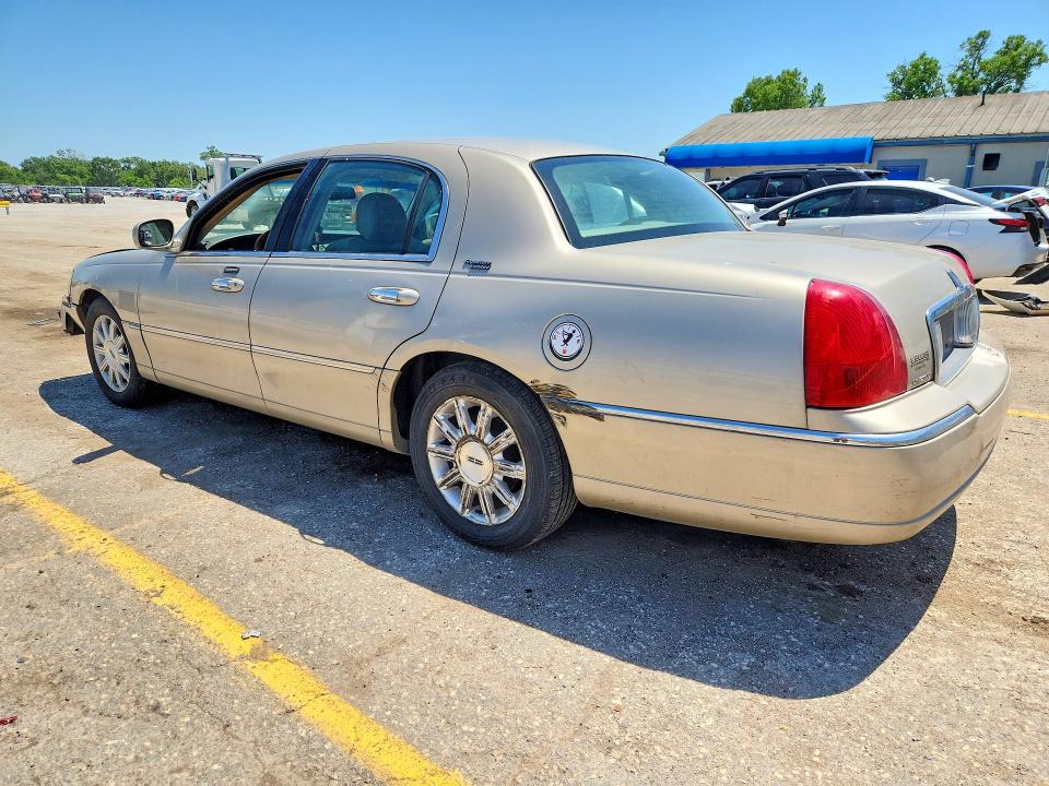 53301726 :رقم المزاد ، 2LNBL8CV5AX750840 vin ، 2010 Lincoln Town Car مزاد بيع
