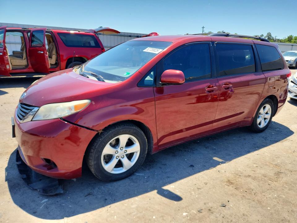 52709826 :رقم المزاد ، 5TDKK3DC5BS085040 vin ، 2011 Toyota Sienna مزاد بيع