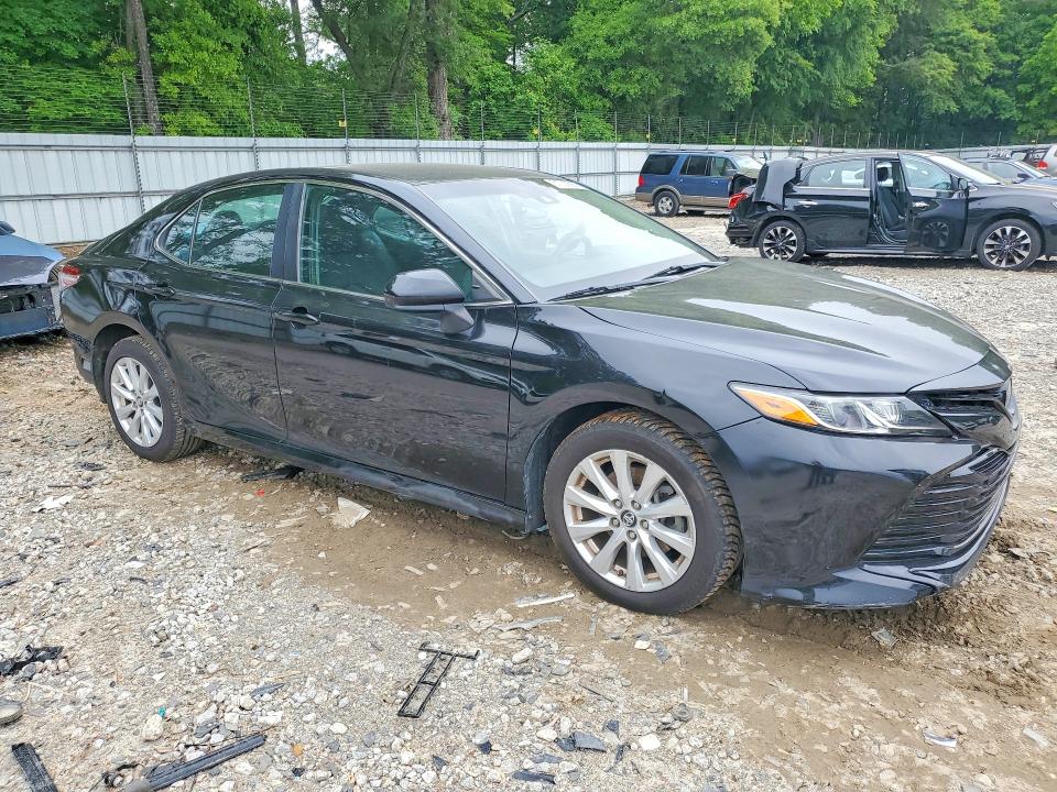51300686 :رقم المزاد ، 4T1B11HK0JU602811 vin ، 2018 Toyota Camry مزاد بيع