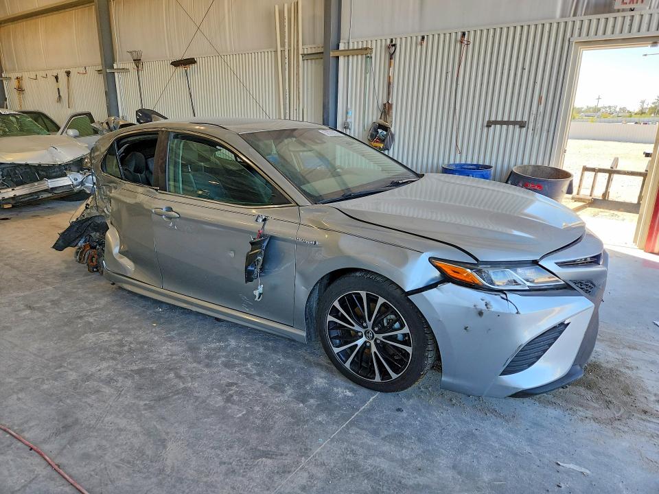52078956 :رقم المزاد ، 4T1B21HK8JU002924 vin ، 2018 Toyota Camry Hybrid مزاد بيع