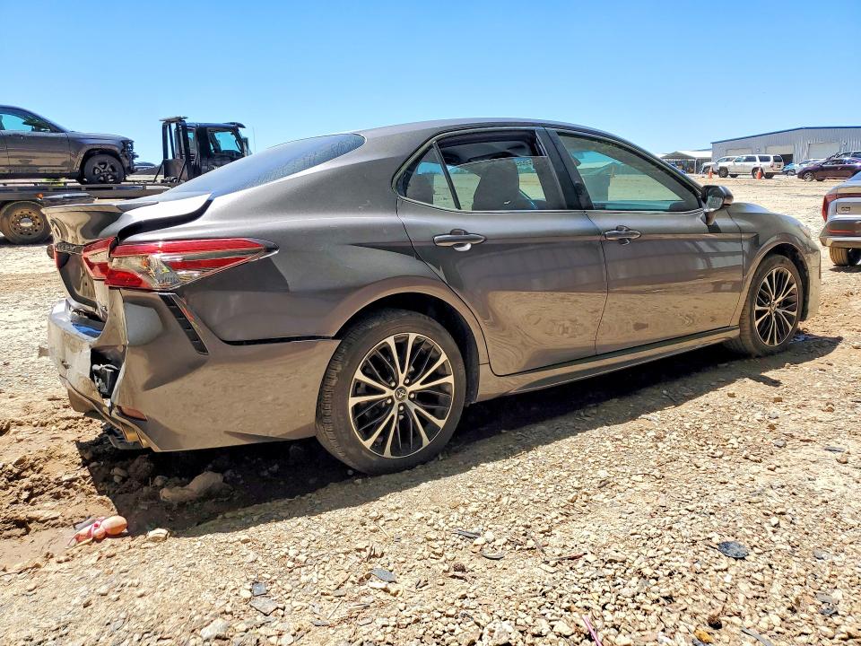 53659206 :رقم المزاد ، 4T1B11HK9JU516137 vin ، 2018 Toyota Camry مزاد بيع