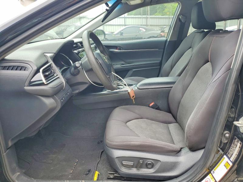 51300686 :رقم المزاد ، 4T1B11HK0JU602811 vin ، 2018 Toyota Camry مزاد بيع