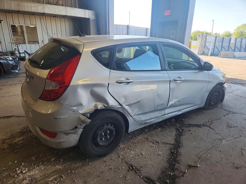 55122576 :رقم المزاد ، KMHCT5AE7HU326390 vin ، 2017 Hyundai Accent مزاد بيع