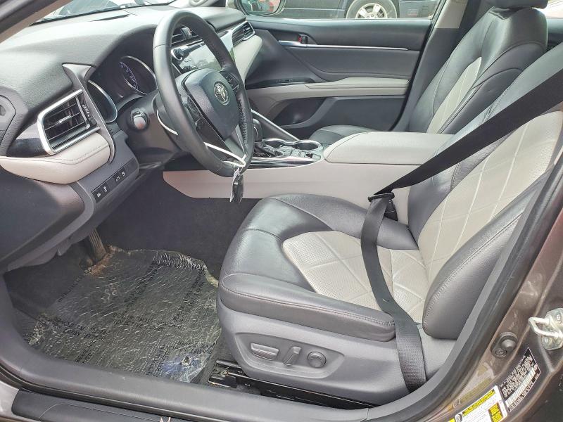 51647336 :رقم المزاد ، 4T1B11HK8JU086603 vin ، 2018 Toyota Camry مزاد بيع