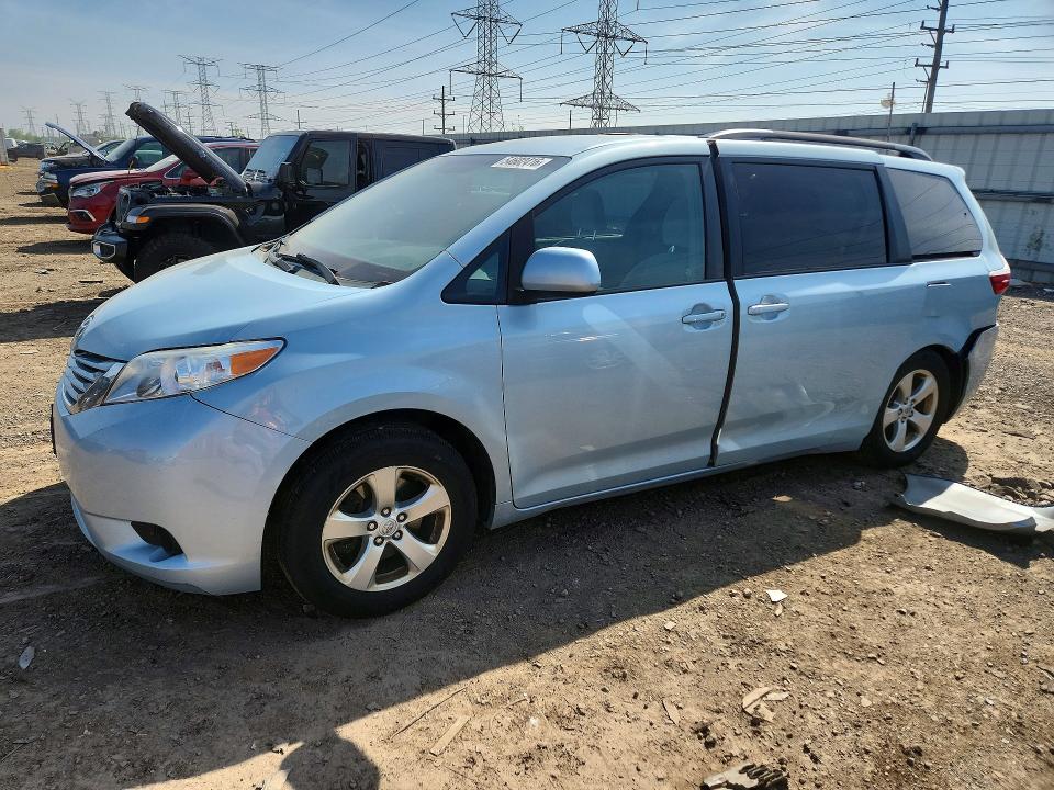 54602416 :رقم المزاد ، 5TDKK3DCXFS600670 vin ، 2015 Toyota Sienna مزاد بيع