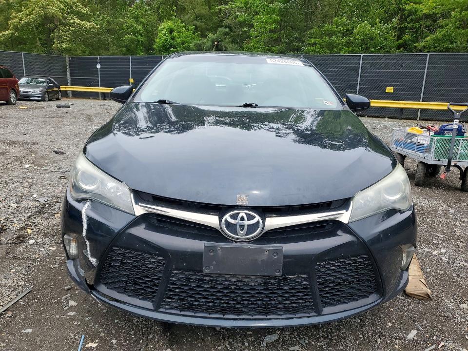 52428506 :رقم المزاد ، 4T1BF1FKXFU041786 vin ، 2015 Toyota Camry مزاد بيع