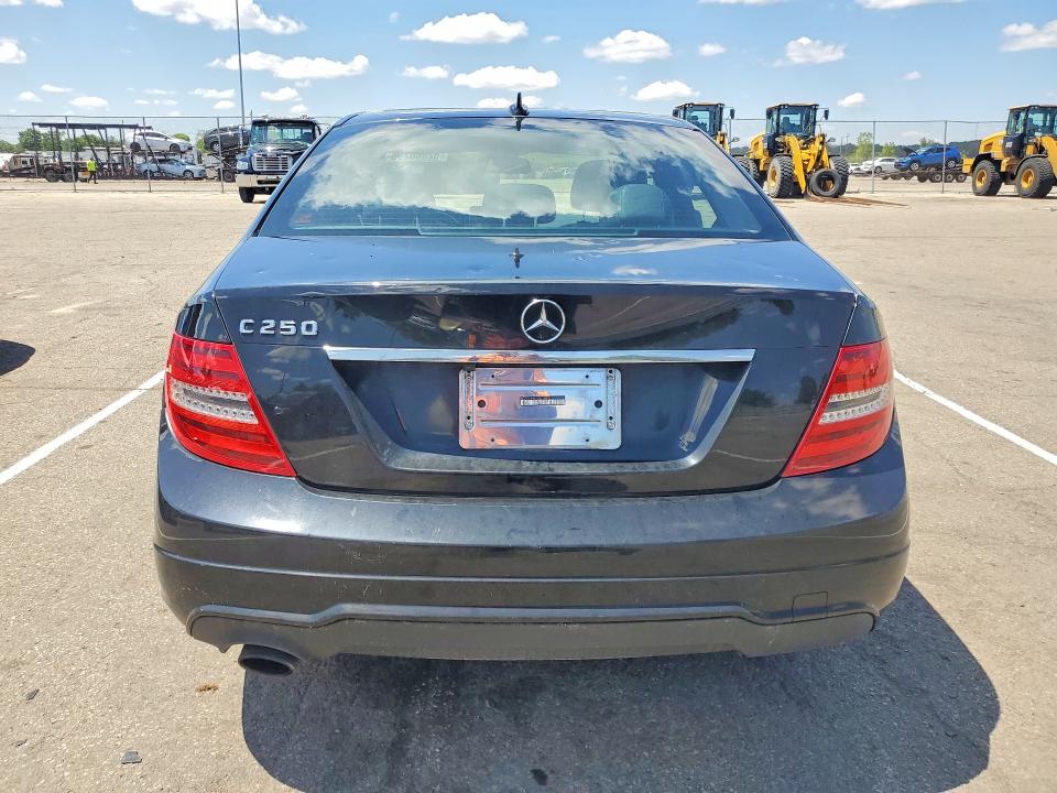 52060296 :رقم المزاد ، WDDGF4HB4CR218491 vin ، 2012 Mercedes-benz C مزاد بيع