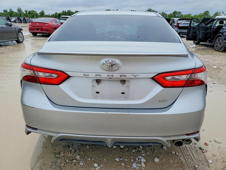 53135936 :رقم المزاد ، 4T1B11HK4JU048401 vin ، 2018 Toyota Camry مزاد بيع