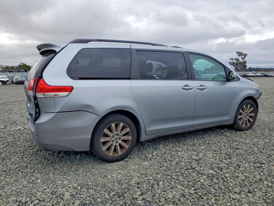 55200846 :رقم المزاد ، 5TDDK3DC5ES093880 vin ، 2014 Toyota Sienna مزاد بيع