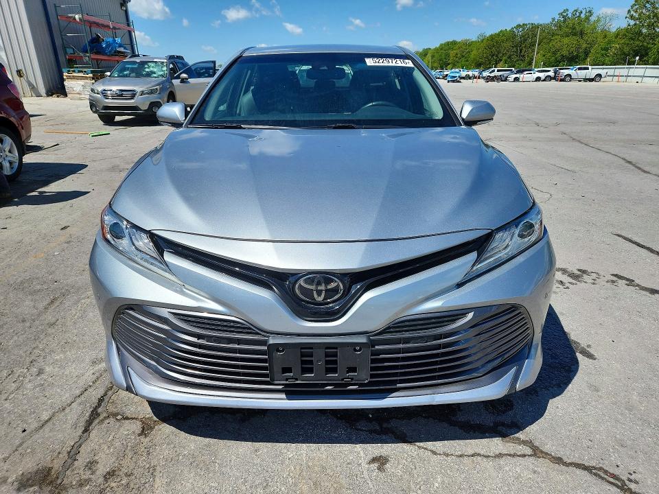 52297216 :رقم المزاد ، 4T1B11HK9JU062097 vin ، 2018 Toyota Camry مزاد بيع