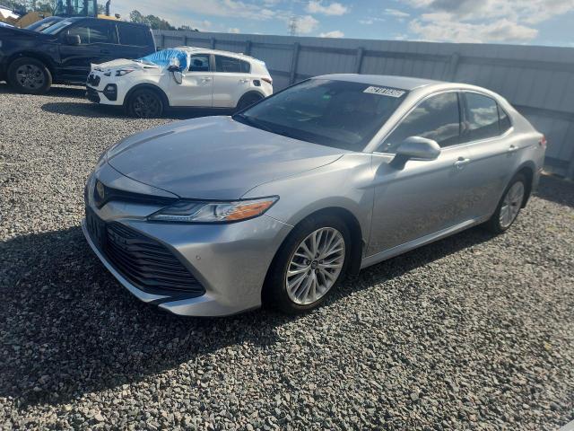 52181036 :رقم المزاد ، 4T1B11HK8JU133032 vin ، 2018 Toyota Camry مزاد بيع