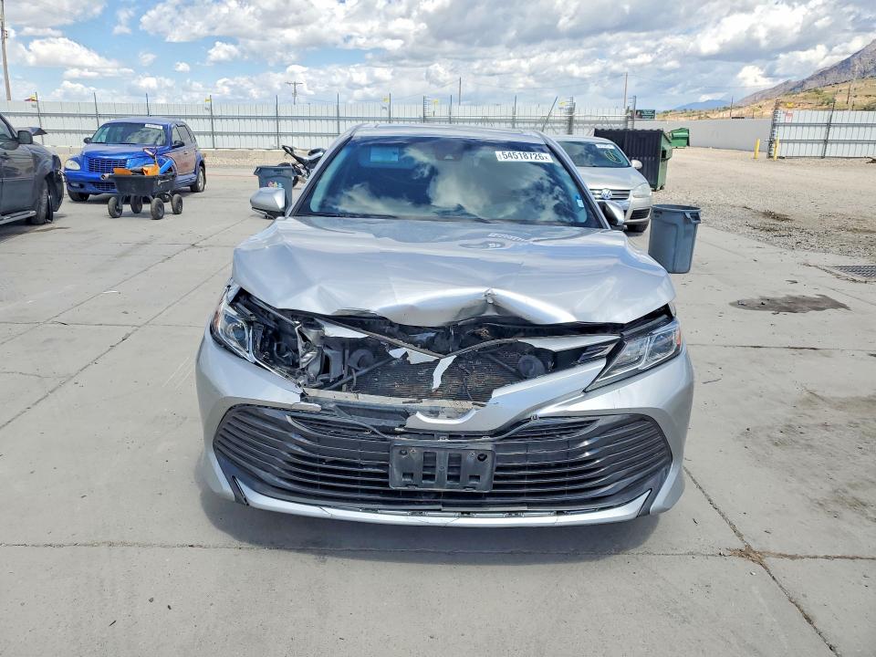 54518726 :رقم المزاد ، 4T1B11HK7JU664805 vin ، 2018 Toyota Camry مزاد بيع