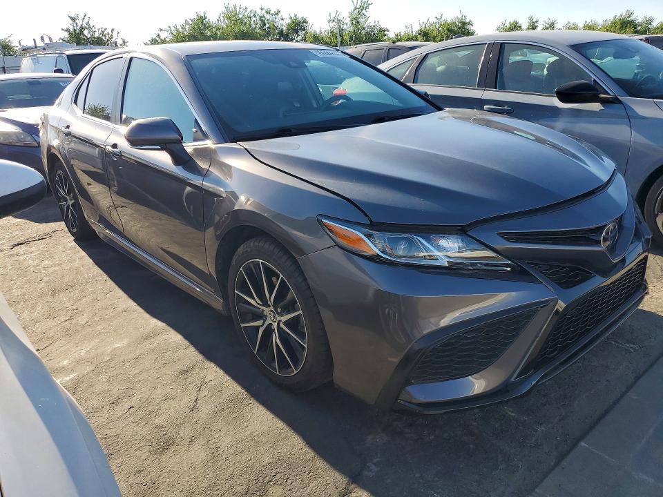 53118796 :رقم المزاد ، 4T1G11AK7NU698202 vin ، 2022 Toyota Camry مزاد بيع