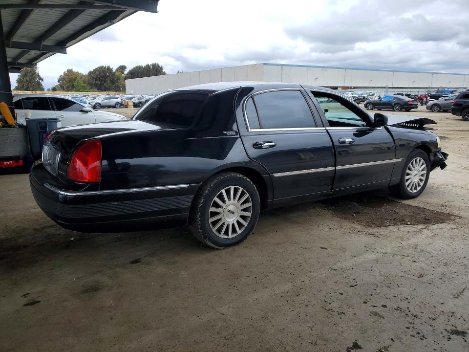 55561226 :رقم المزاد ، 1LNHM82W26Y646556 vin ، 2006 Linc Town Car مزاد بيع