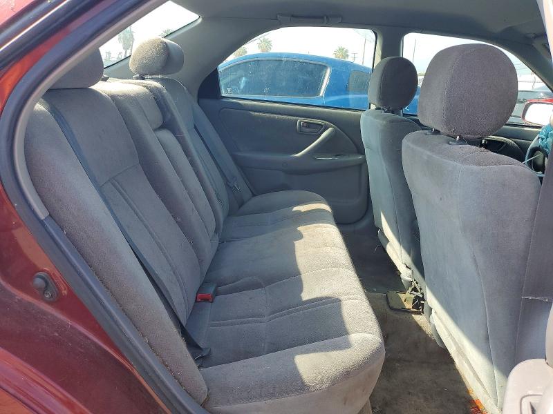 53105616 :رقم المزاد ، 4T1BG22K5YU655916 vin ، 2000 Toyota Camry مزاد بيع