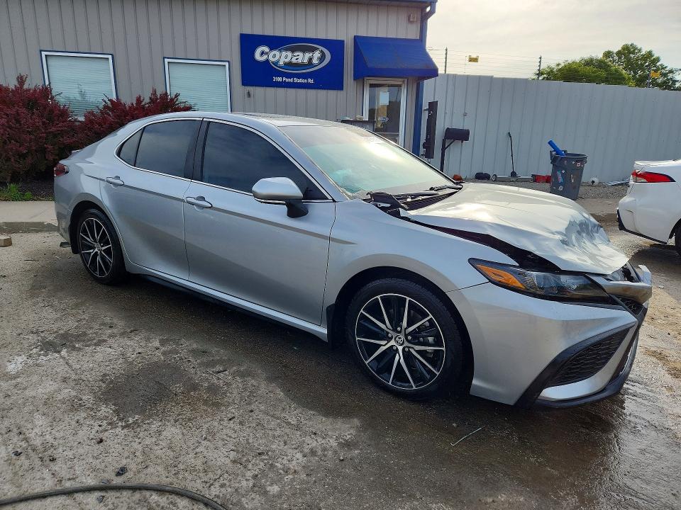 53656506 :رقم المزاد ، 4T1G11AK3MU418502 vin ، 2021 Toyota Camry مزاد بيع