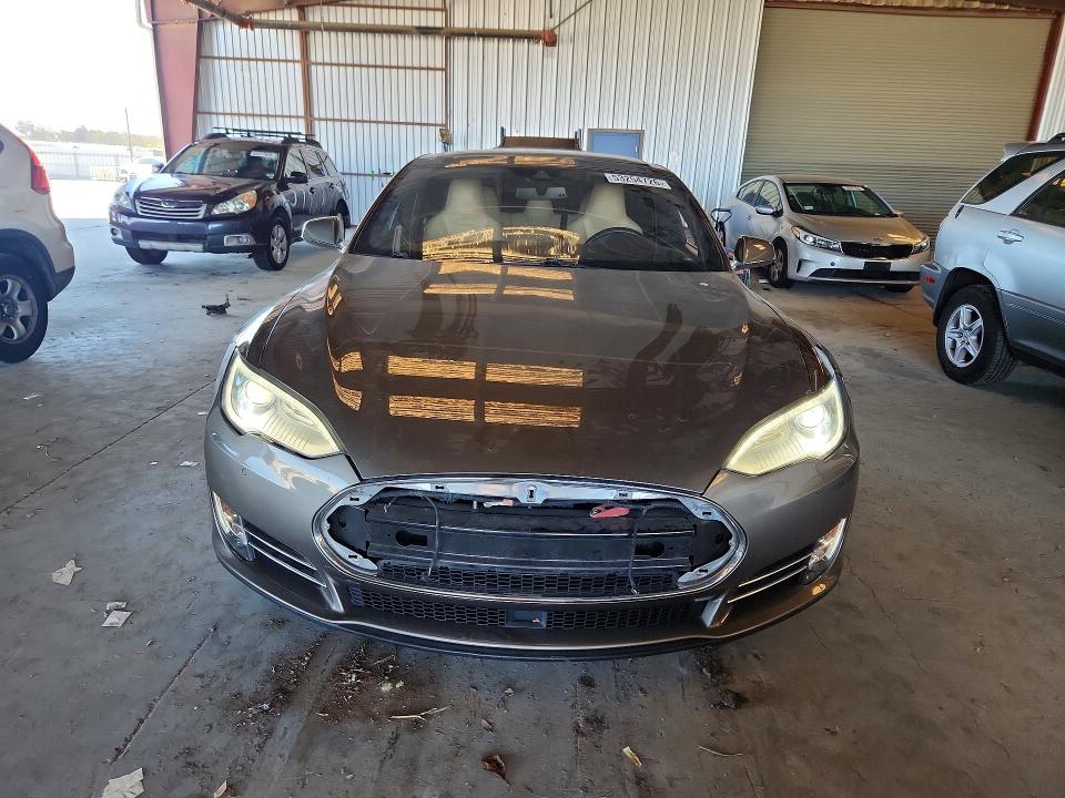 53254726 :رقم المزاد ، 5YJSA1E19FF106387 vin ، 2015 Tesla Model S مزاد بيع