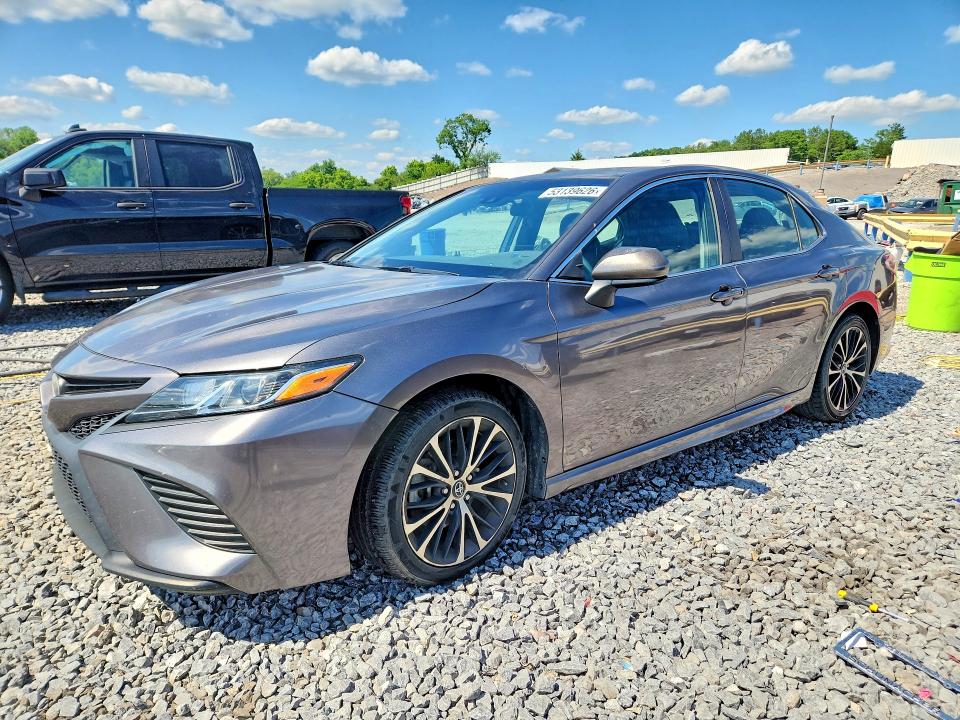 53139626 :رقم المزاد ، 4T1B11HK1JU638832 vin ، 2018 Toyota Camry مزاد بيع
