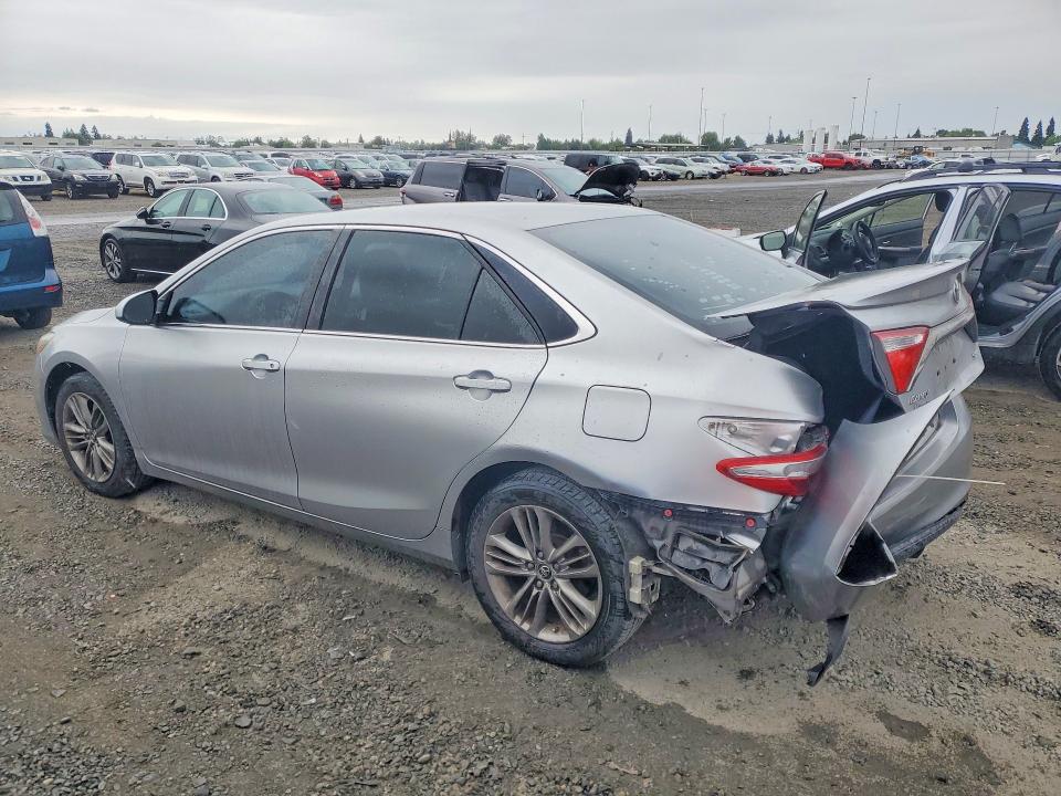 52358846 :رقم المزاد ، 4T1BF1FK5FU977315 vin ، 2015 Toyota Camry مزاد بيع