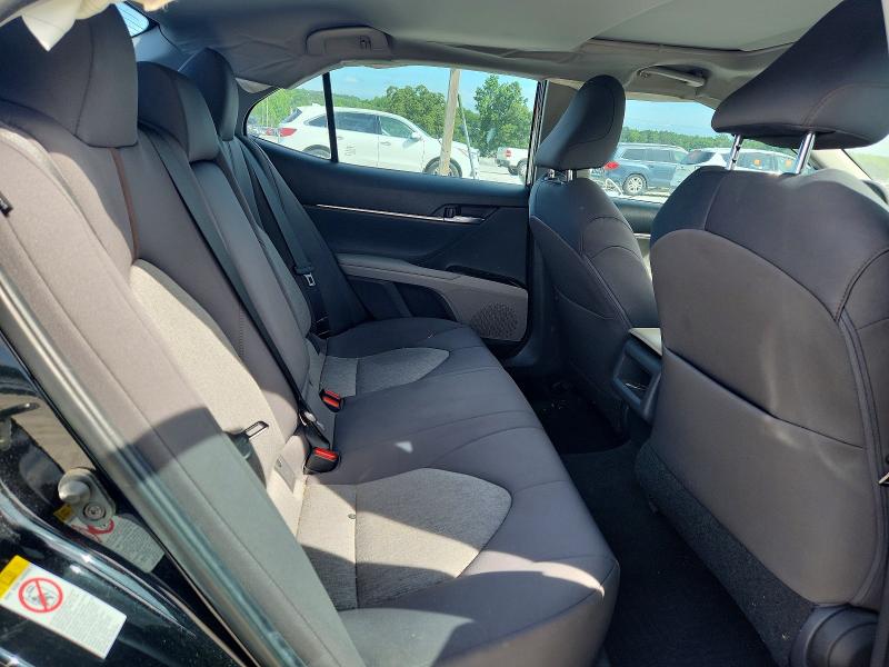55010736 :رقم المزاد ، 4T1B11HK2JU629671 vin ، 2018 Toyota Camry مزاد بيع
