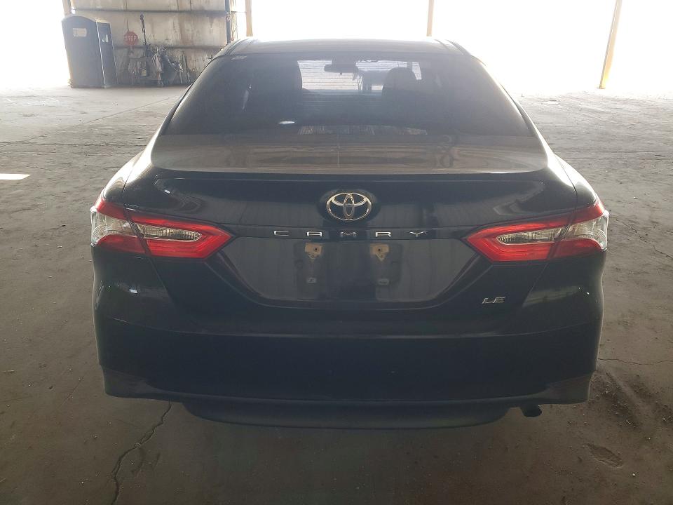 54642126 :رقم المزاد ، 4T1B11HK2JU645224 vin ، 2018 Toyota Camry مزاد بيع