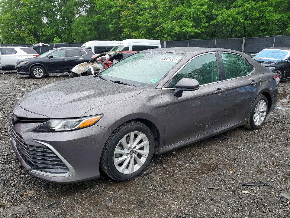 54514966 :رقم المزاد ، 4T1C11AK0NU009499 vin ، 2022 Toyota Camry مزاد بيع