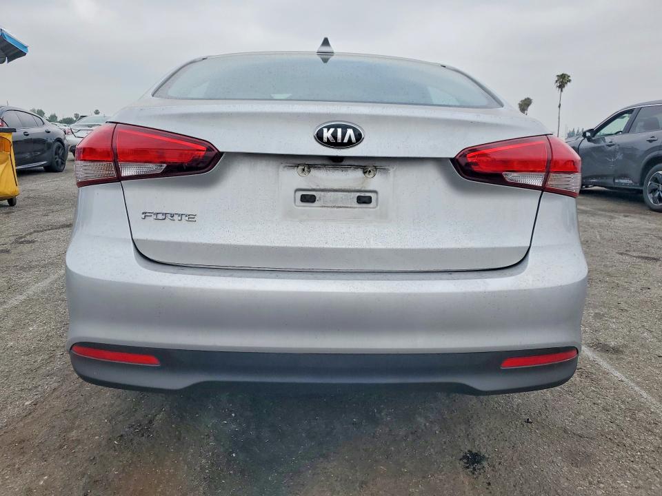 52225316 :رقم المزاد ، 3KPFL4A76JE272968 vin ، 2018 Kia Forte مزاد بيع