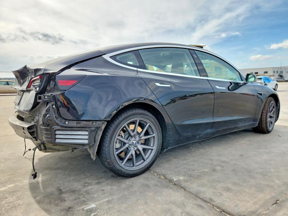52174046 :رقم المزاد ، 5YJ3E1EAXJF152943 vin ، 2018 Tesla Model 3 مزاد بيع