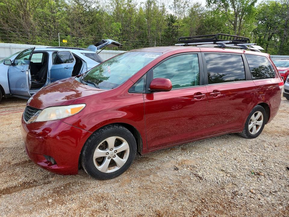 52013526 :رقم المزاد ، 5TDKK3DCXBS142042 vin ، 2011 Toyota Sienna مزاد بيع